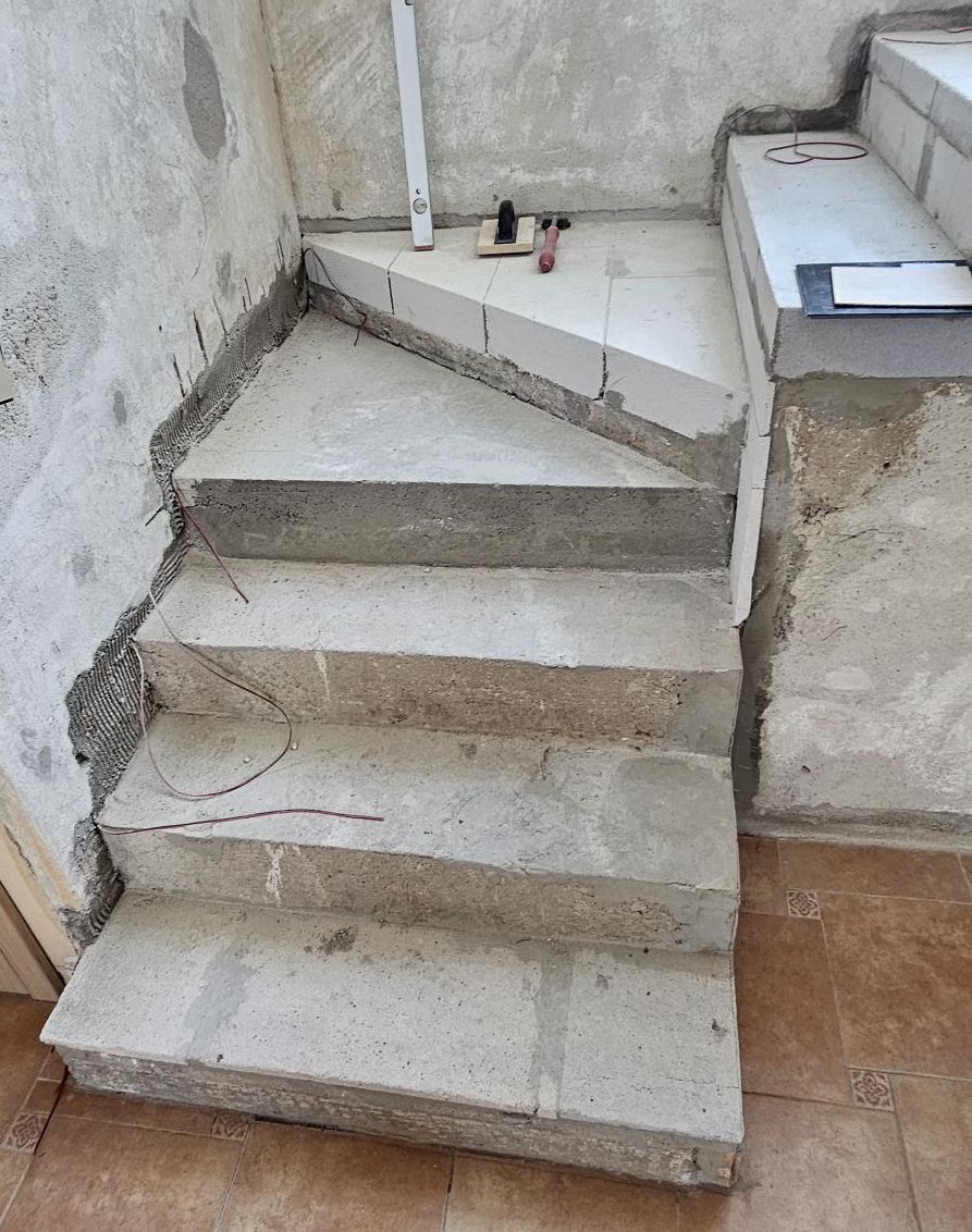 Stav pred obkladem - beton a Ytong
